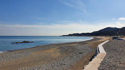 Foto von Shinchanggan Beach und die siedlung