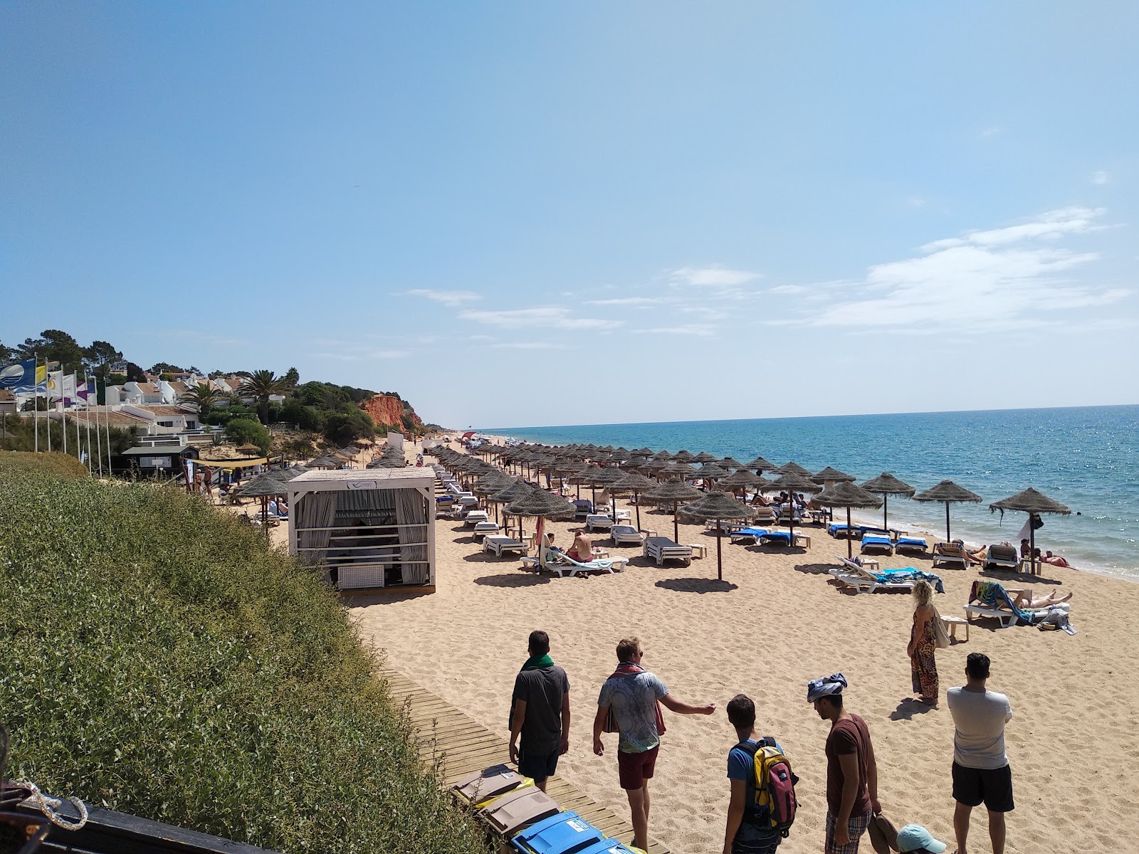 Foto de Vale do Lobo rodeado por montanhas