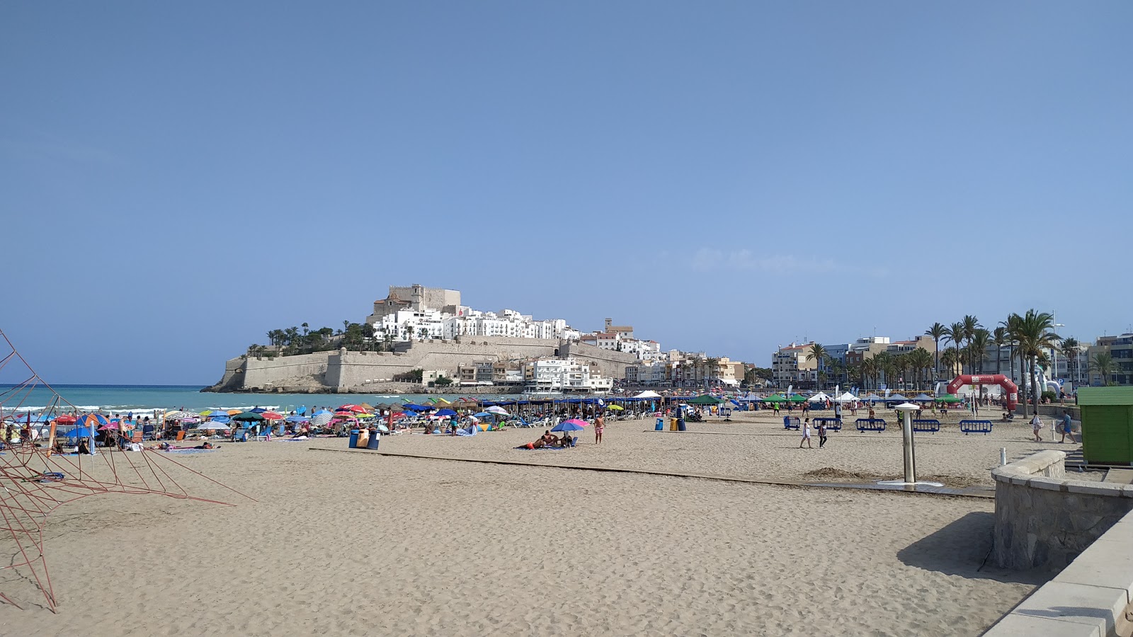 Fotografija Plaža Peñiscola in naselje
