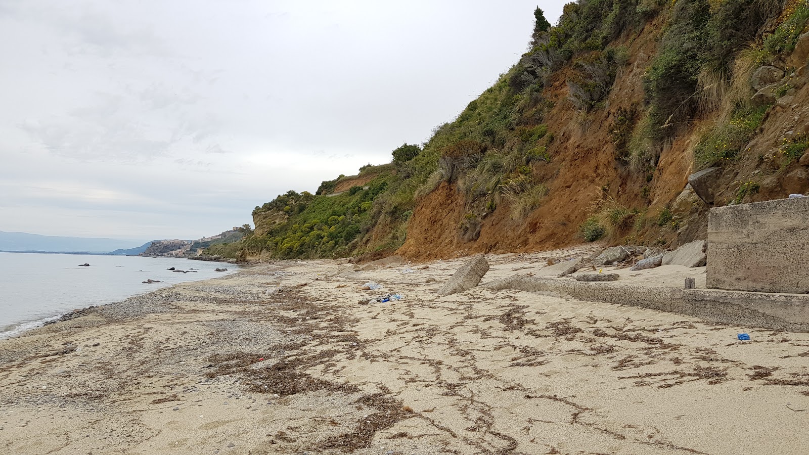 Photo de Spiaggia Timpa Janca avec l'eau bleu de surface