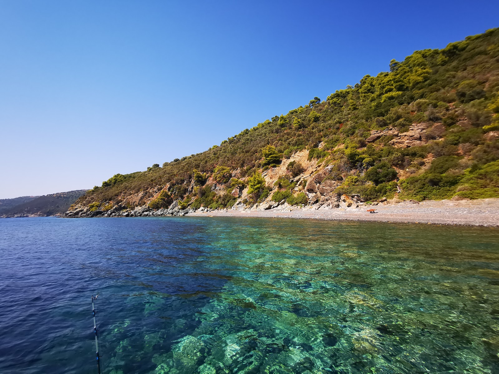 Foto di Anchor Bay con una superficie del acqua verde chiaro