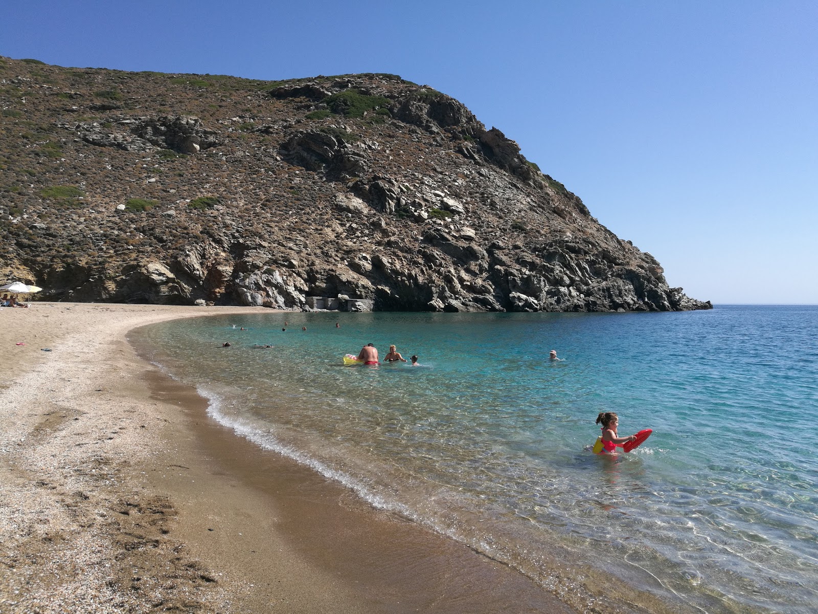 Zorkos beach'in fotoğrafı dağlarla çevrili