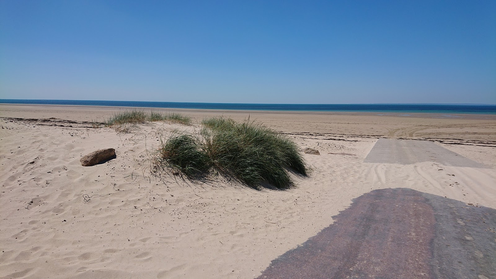 Foto di Denneville Spiaggia con una superficie del sabbia luminosa