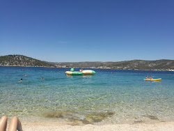 Photo de Varos beach - endroit populaire parmi les connaisseurs de la détente