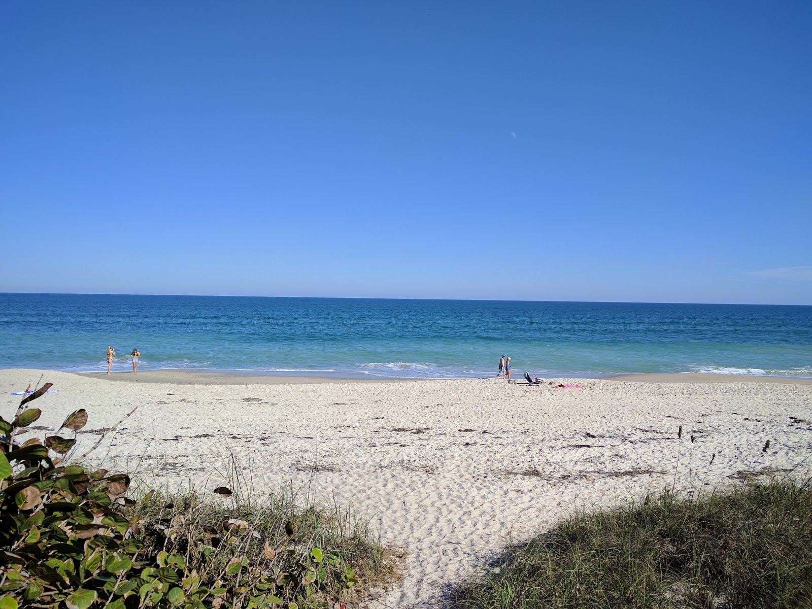 Φωτογραφία του Paradise beach & Park με φωτεινή άμμος επιφάνεια