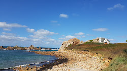 Plage du Port Blanc'in fotoğrafı dağlarla çevrili