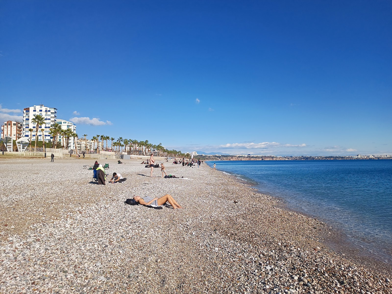 Foto av Konyaalti Strand med harmaa hiekka ja kivi yta