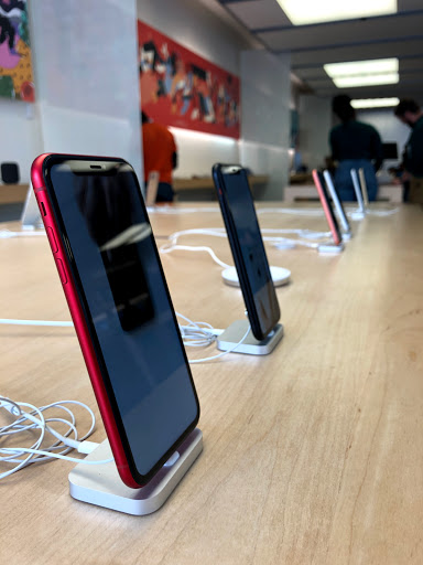 Computer Store «Apple Suburban Square», reviews and photos, 61 Saint James Pl, Ardmore, PA 19003, USA