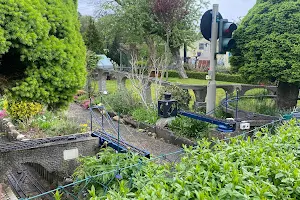 Modelleisenbahn im Schrebergarten image