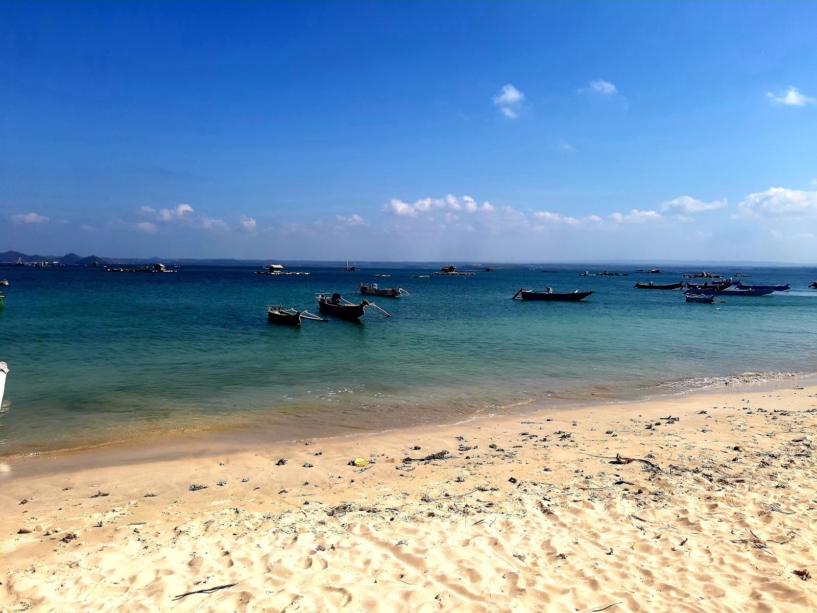 Φωτογραφία του Ekas Beach παροχές περιοχής