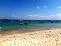 Φωτογραφία του Ekas Beach παροχές περιοχής