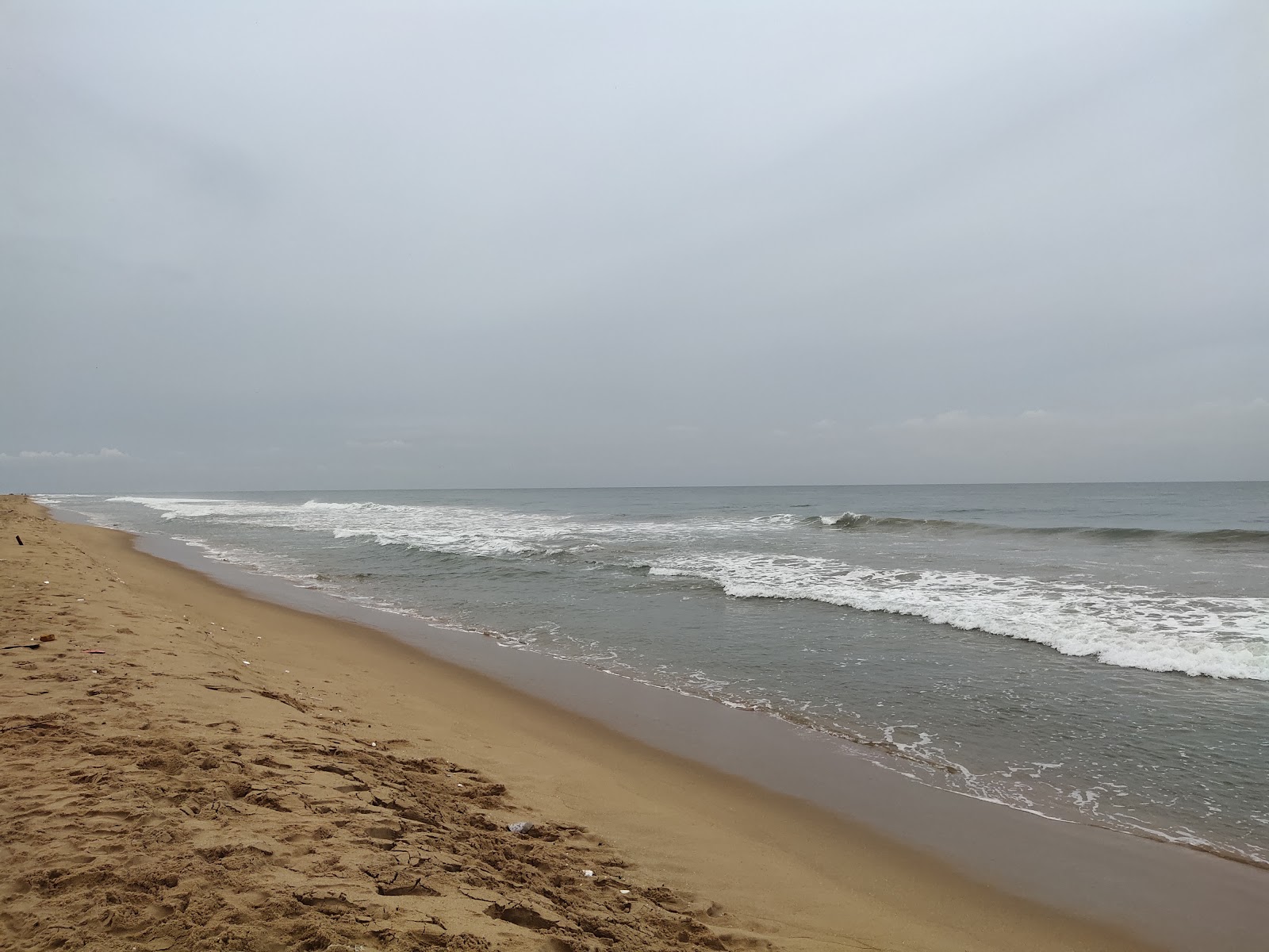 Gangapatnam Beach的照片 带有明亮的沙子表面