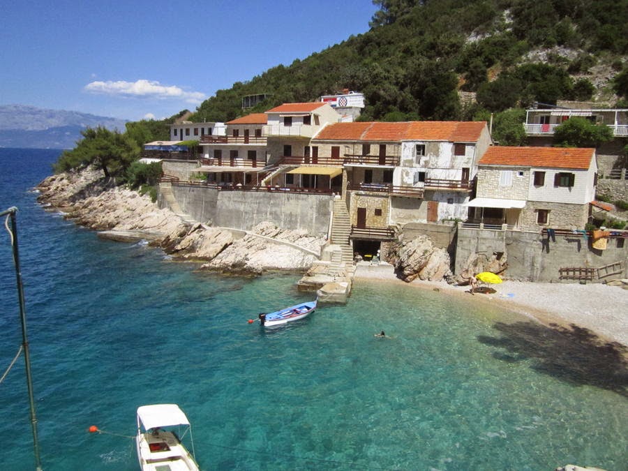 Pobij beach'in fotoğrafı hafif çakıl yüzey ile