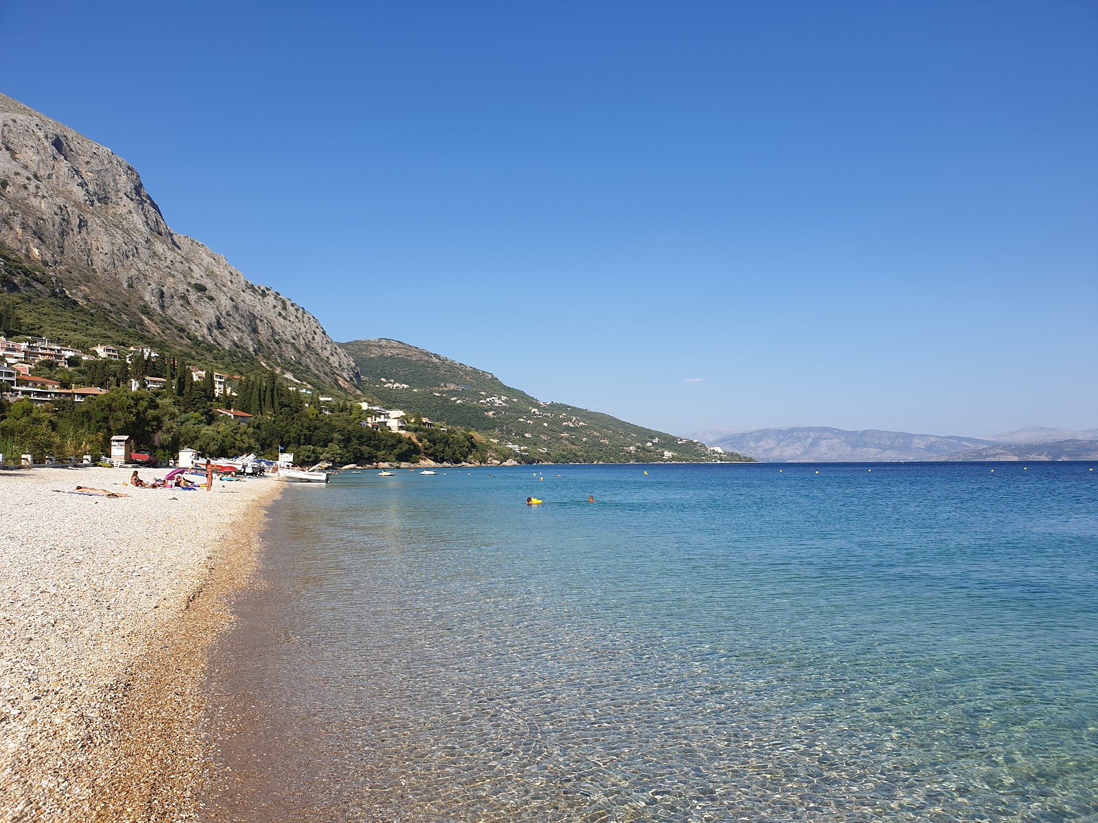 Foto van Barbati Strand met kleine beige kiezelstenen oppervlakte