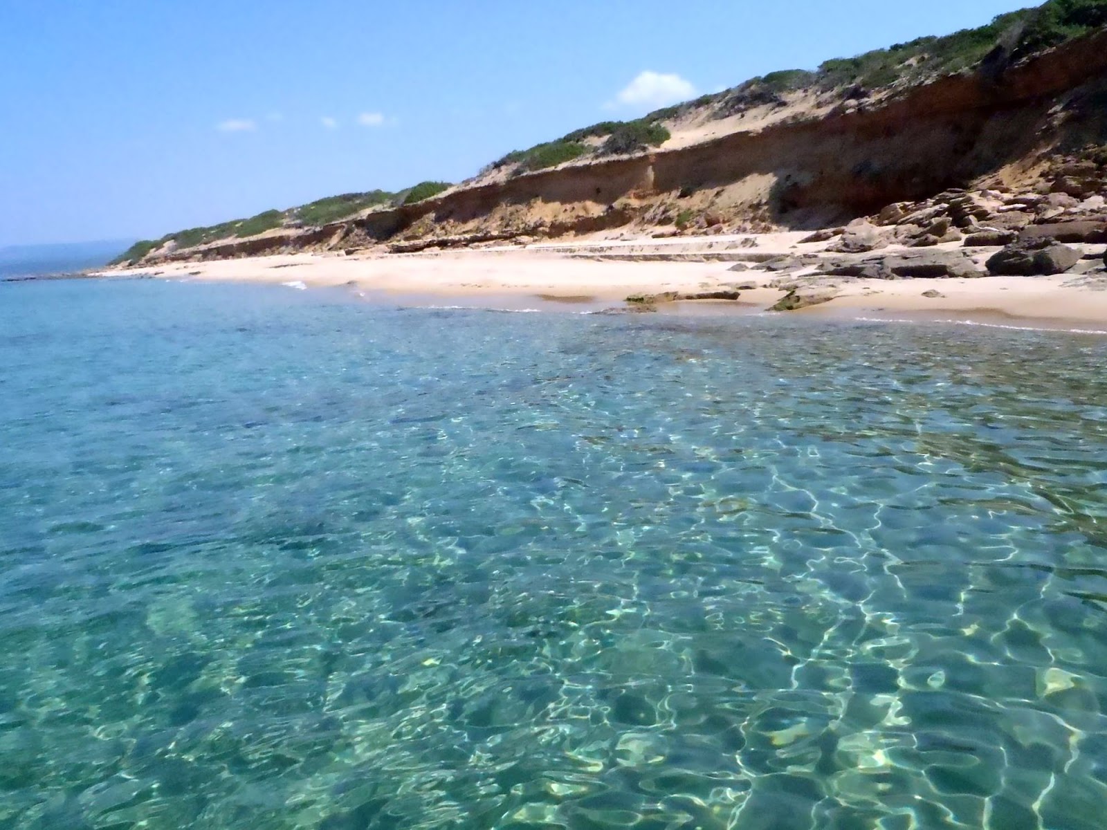 Φωτογραφία του Tuppa Niedda beach με επίπεδο καθαριότητας εν μέρει καθαρό