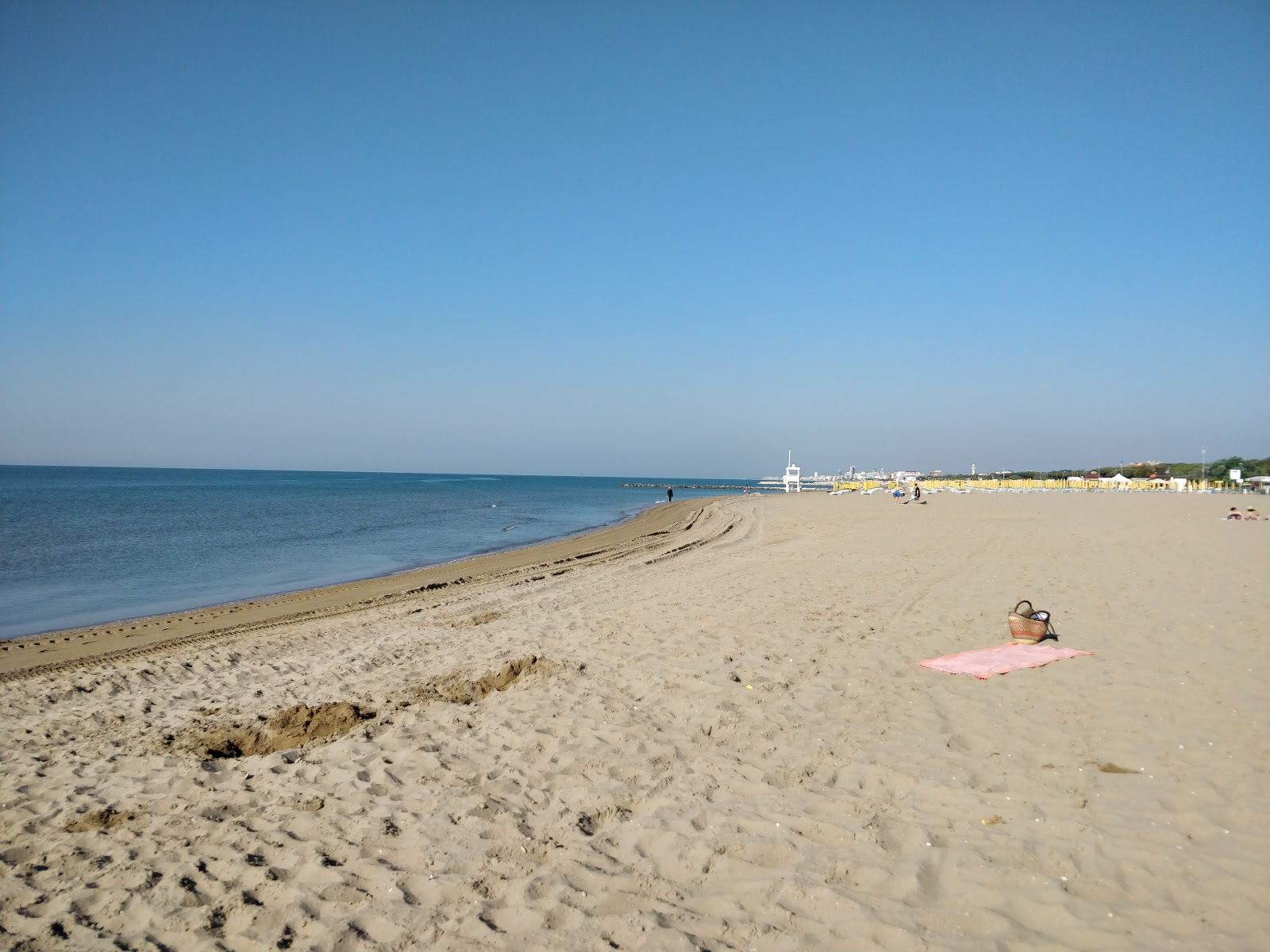 Cortellazzo beach的照片 带有碧绿色纯水表面