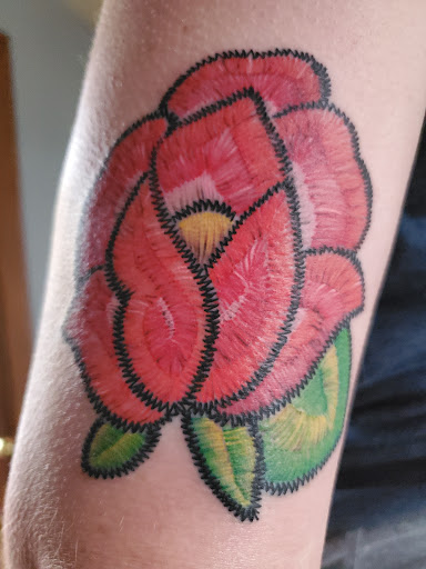 Explore kneecap tattoo ideas, creative tattoo ideas in New Albany, available at ThInker Tattoos
