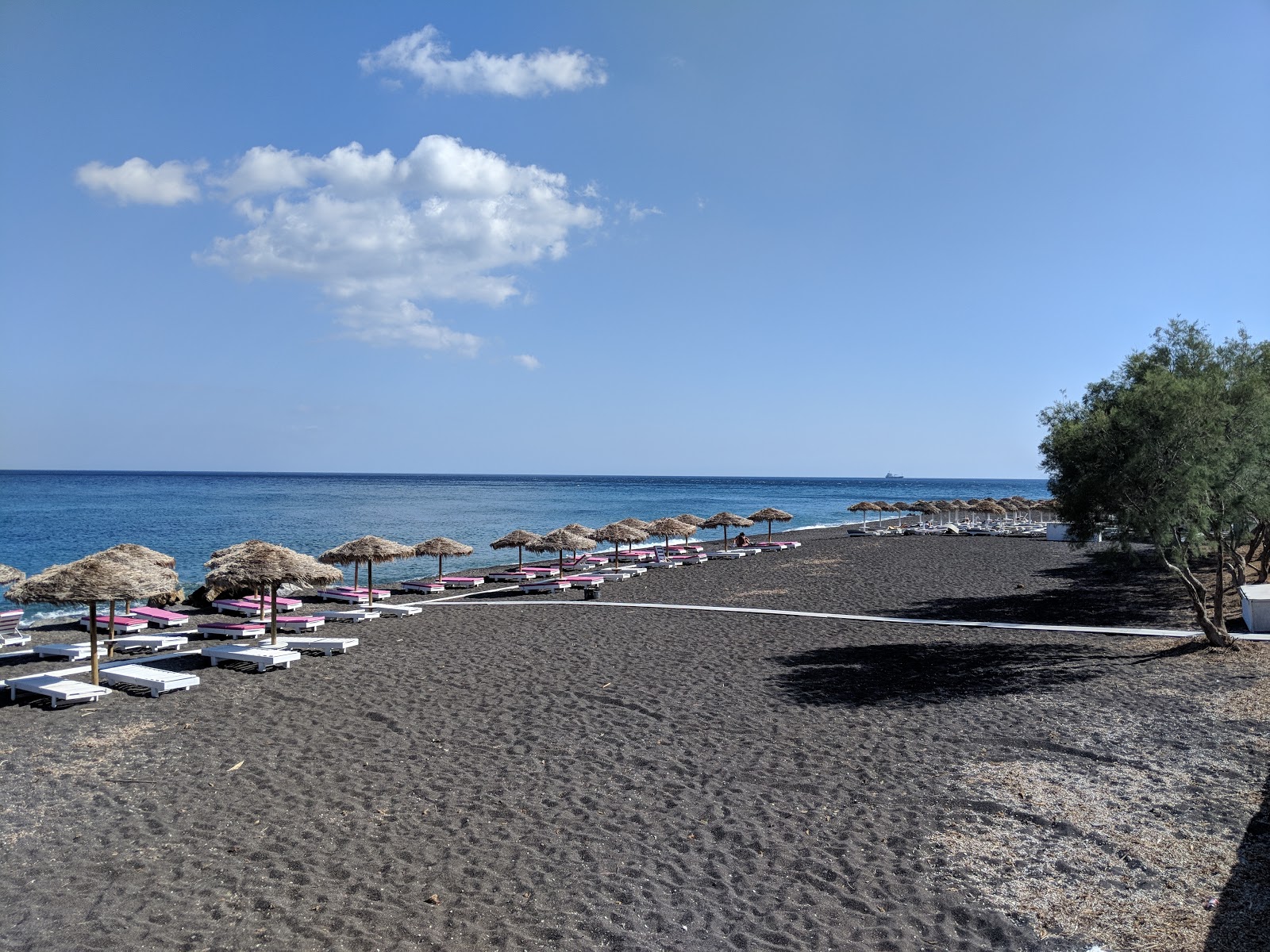 Perivolos Plajı'in fotoğrafı - rahatlamayı sevenler arasında popüler bir yer