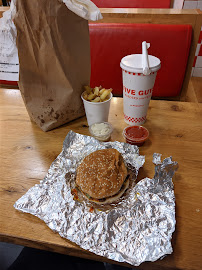 Cheeseburger du Restaurant de hamburgers Five Guys Opéra à Paris - n°15