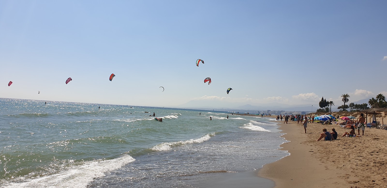 Playa de los Monteros'in fotoğrafı uzun koy ile birlikte