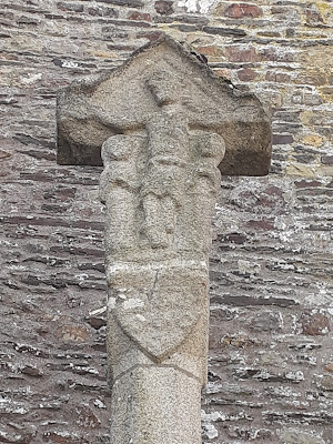 Croix de cimetière à Néant-sur-Yvel