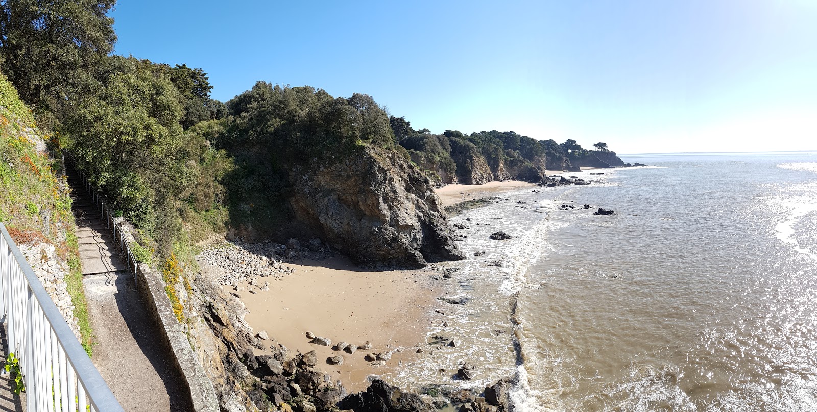 Plage de la Petite Vallee'in fotoğrafı geniş bir kıyı şeridi ile birlikte
