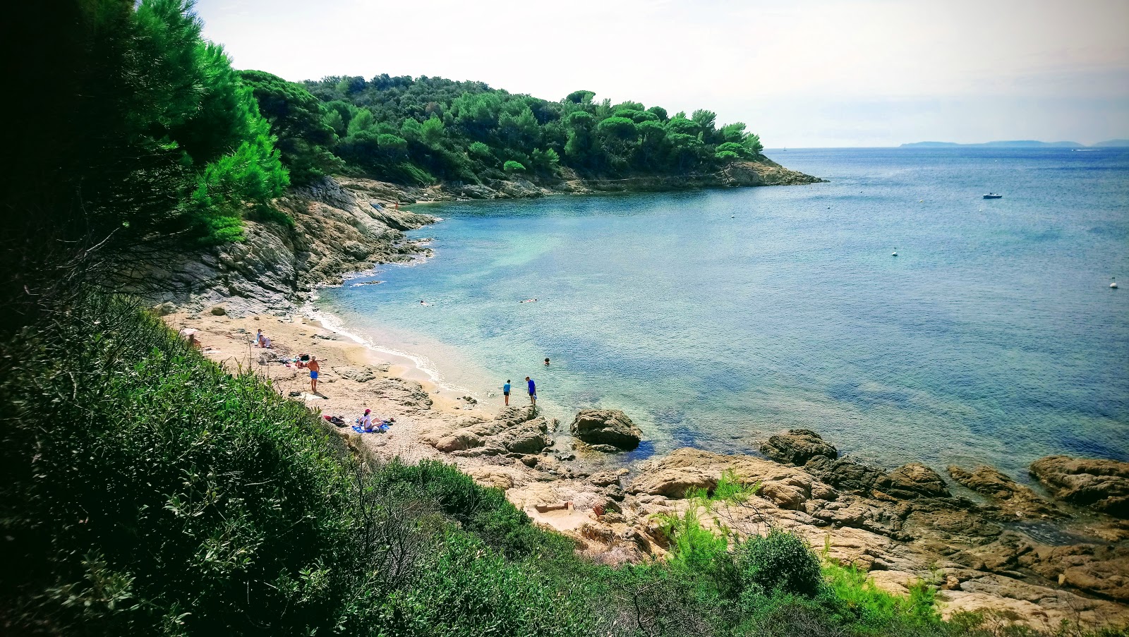 Valokuva Plage de Gigaroista. pinnalla beige-hiekkaa ja kiviä:n kanssa