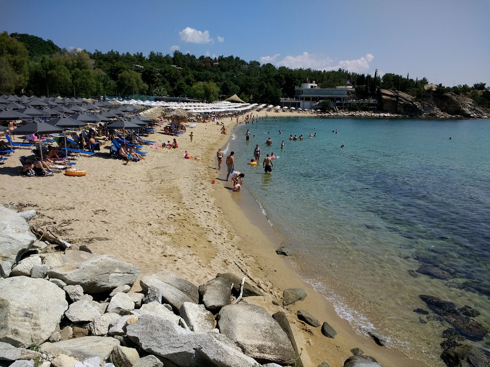 Fotografie cu Camping Batis beach cu o suprafață de apă pură albastră