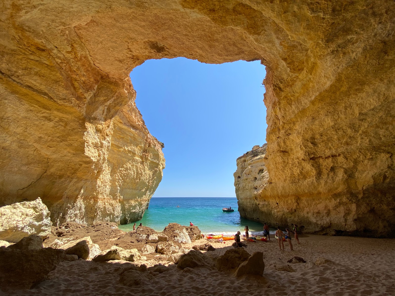 Photo de Praia do Cao Raivoso avec une baie minuscule