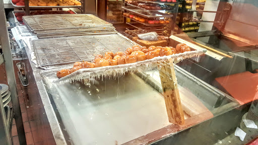 Donut Shop «Donut Hut», reviews and photos, 2025 W Magnolia Blvd, Burbank, CA 91506, USA