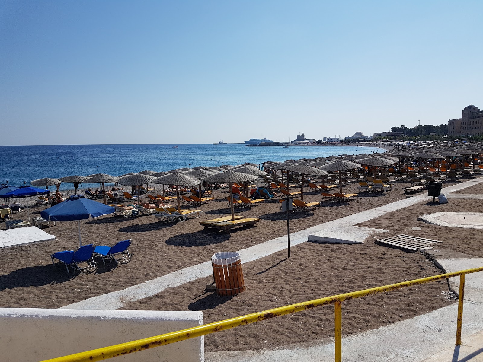 Foto van Elli beach met zwart zand en kiezels oppervlakte