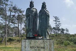 Monumento ao Rei D. Dinis e à Rainha Stª Isabel image