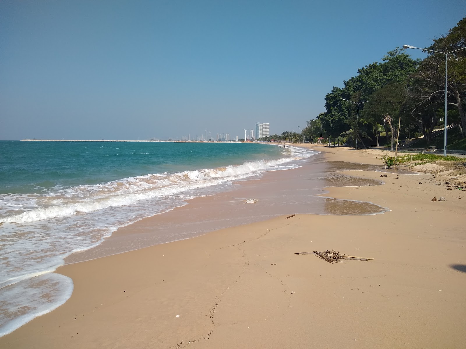 Foto di Ban Amphur Beach con una superficie del sabbia beige