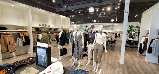 Shopping Mall «Powell Street Plaza Shopping Center», reviews and photos, 5795 Christie Ave, Emeryville, CA 94608, USA