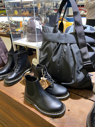 Stores to buy women's black boots Toronto
