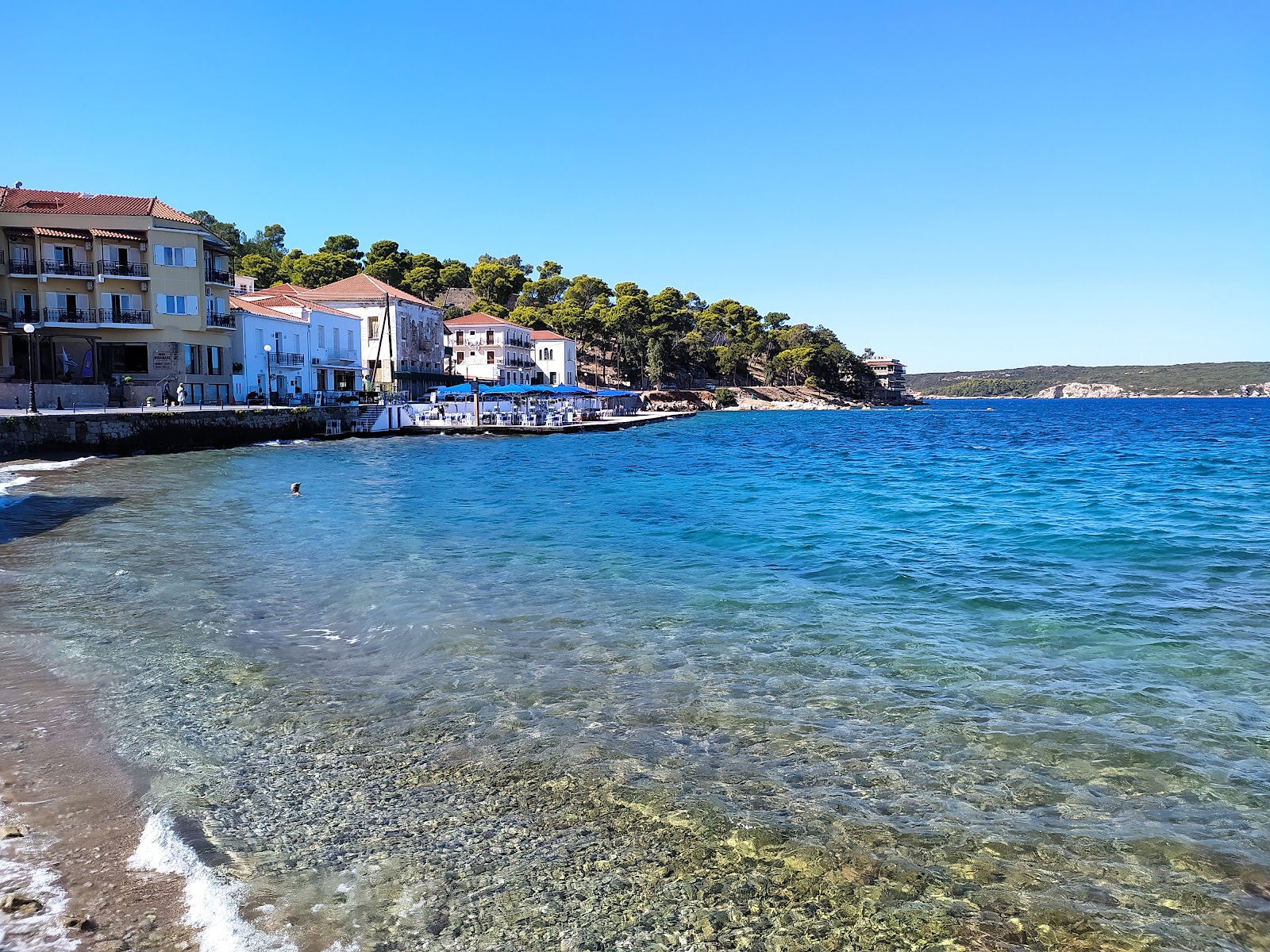 Foto von Pylos Beach mit geräumige küstenlinie
