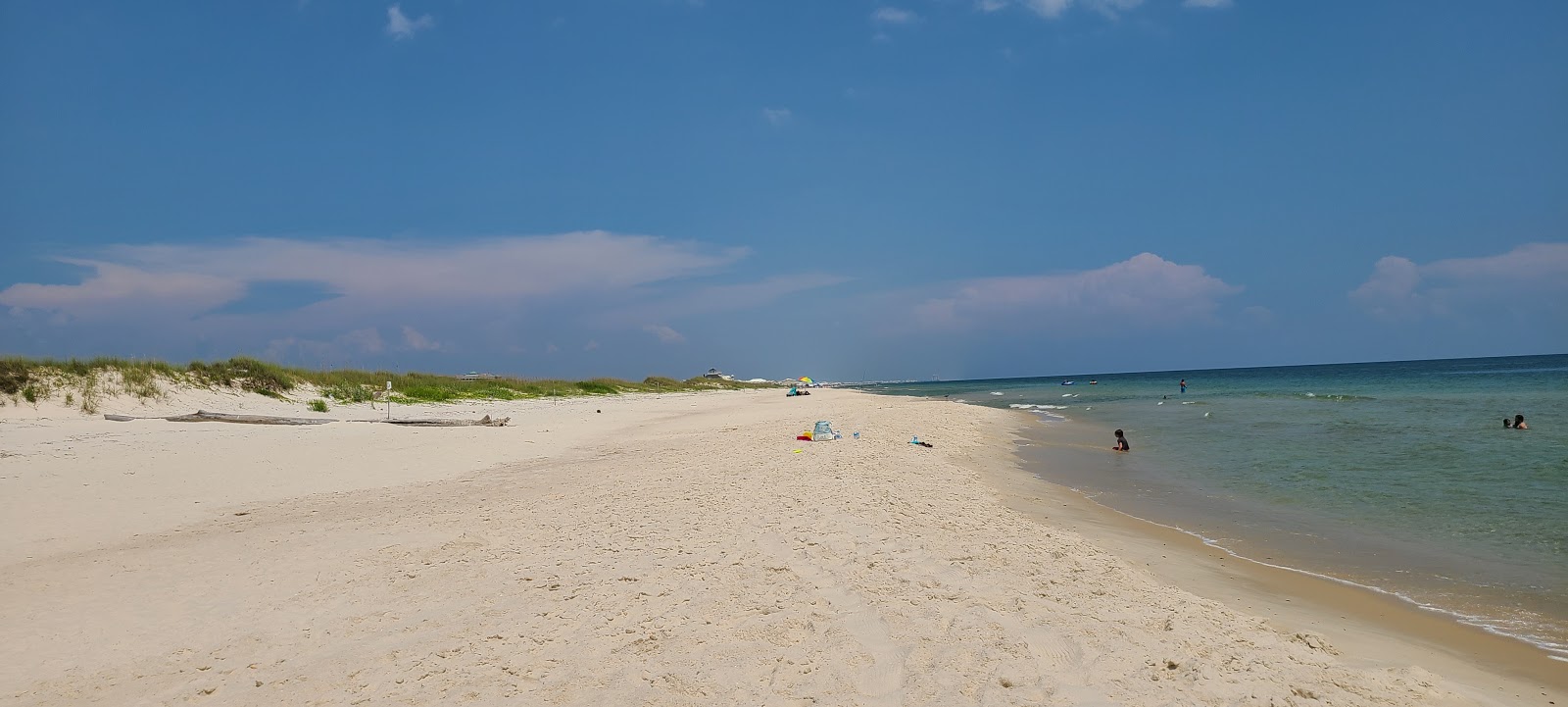 Valokuva Ft. Morgan Fishing Beachista. pinnalla valkoinen hiekka:n kanssa