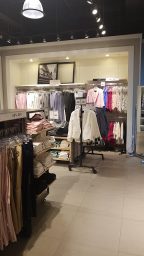 Clothing Store «Banana Republic Factory Store», reviews and photos, 422 86th St, Brooklyn, NY 11209, USA