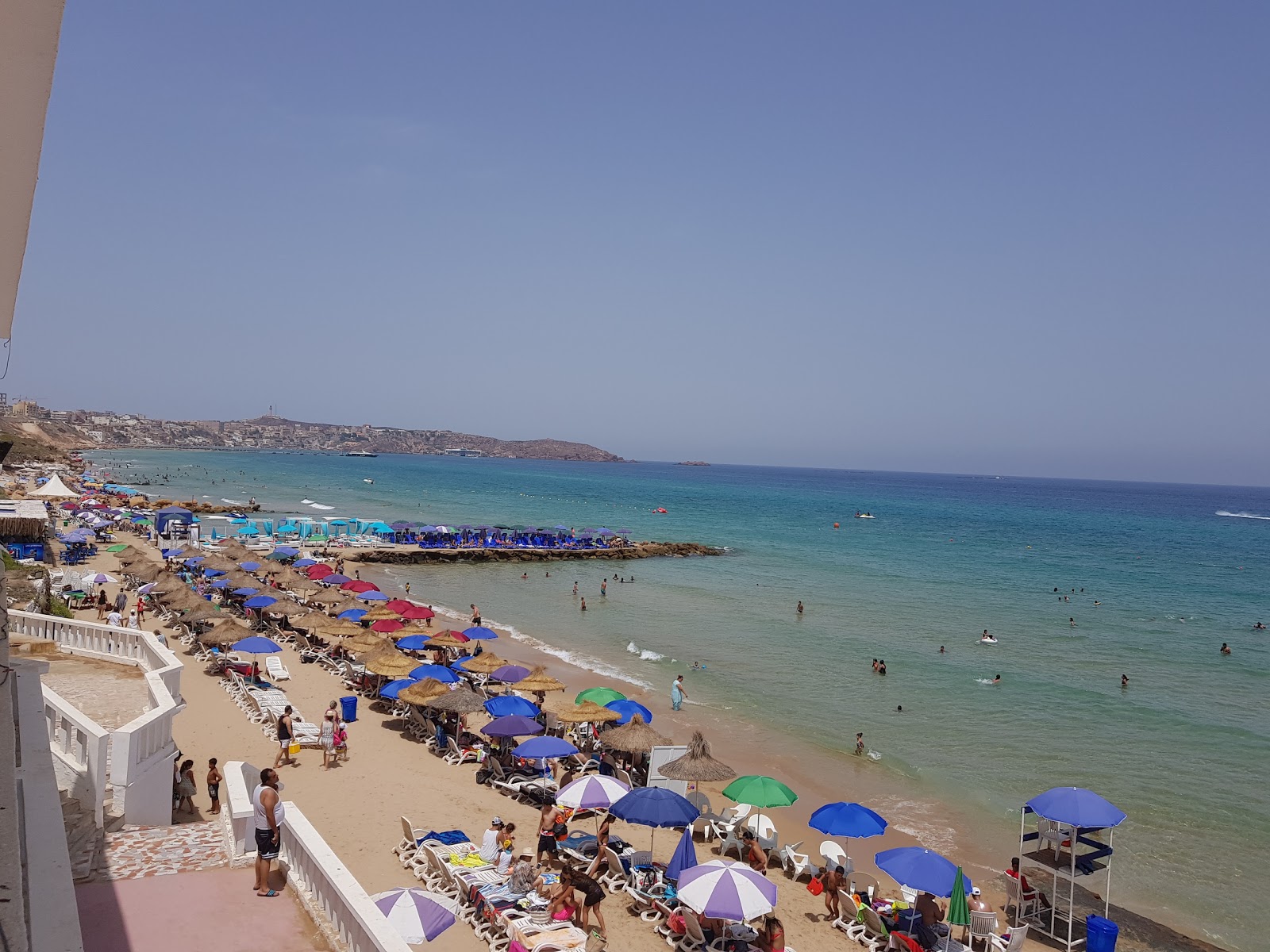 Foto de Paradis Plage com areia bege superfície