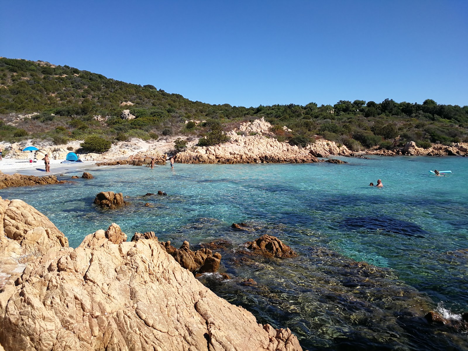 Foto di Spiaggia del Principe con parzialmente pulito livello di pulizia