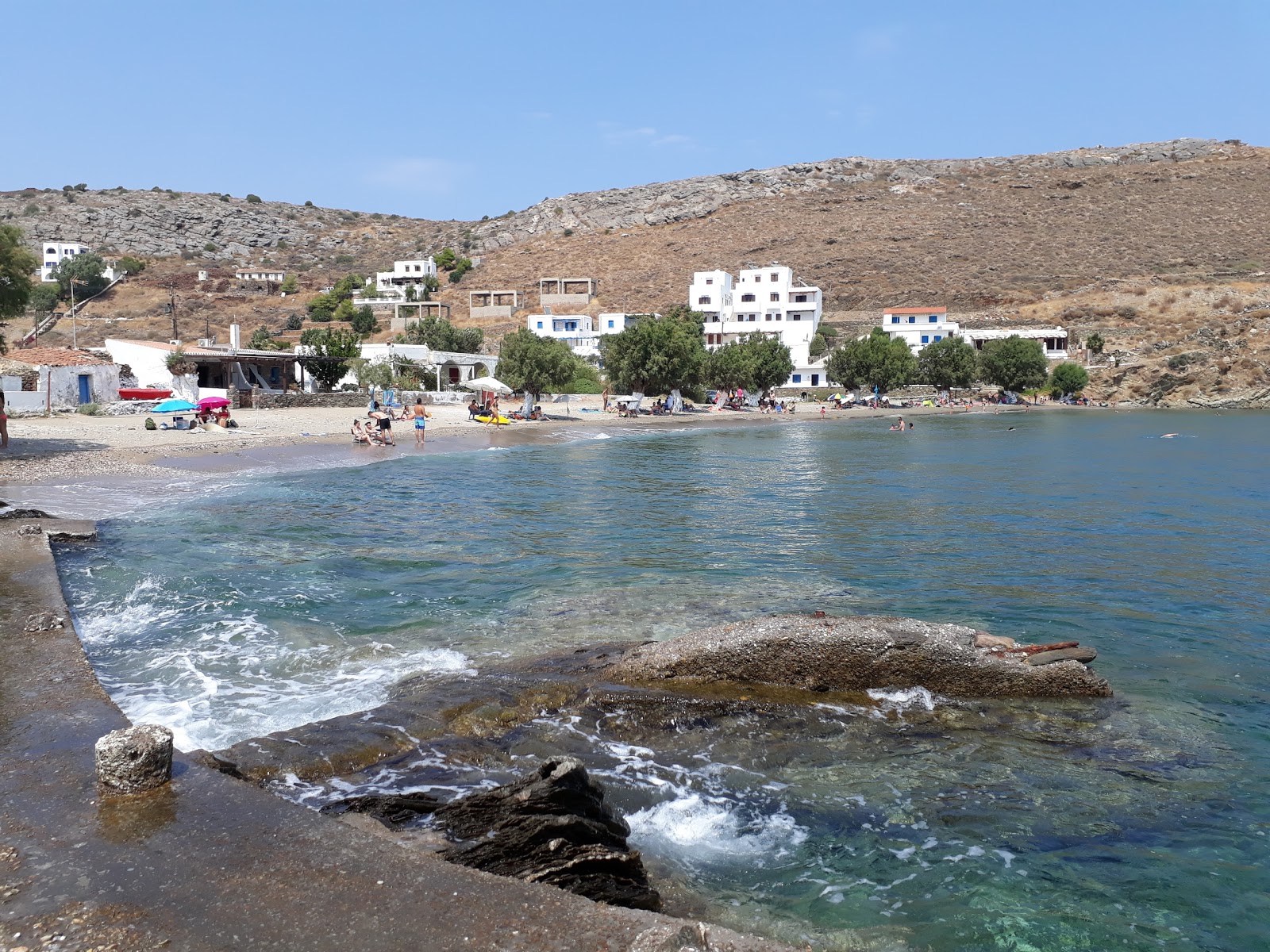 Foto von Paralia Lefkes mit kleine bucht