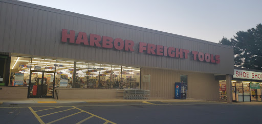 Hardware Store «Harbor Freight Tools», reviews and photos, 2658 Peters Creek Pkwy, Winston-Salem, NC 27127, USA