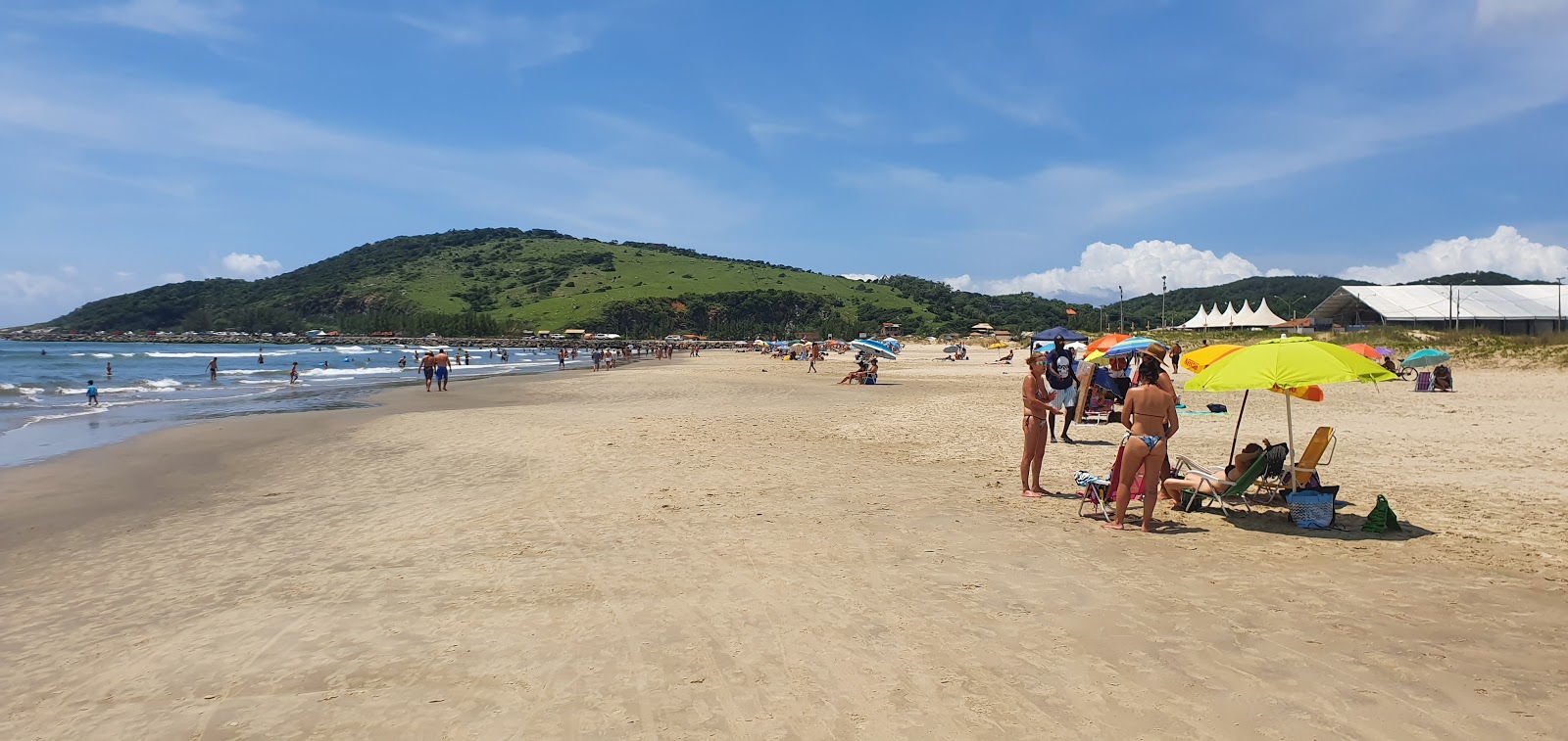 Foto di Praia do Mar Grosso con una superficie del sabbia beige fine