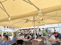 Atmosphère du Restaurant Les Terrasses du mini golf à Luc-sur-Mer - n°4