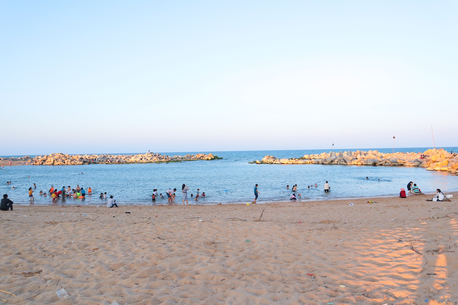 Xom Ro Beach'in fotoğrafı düz ve uzun ile birlikte