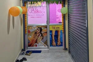 LOOKSS BEAUTY PARLOUR A/C 💫 image
