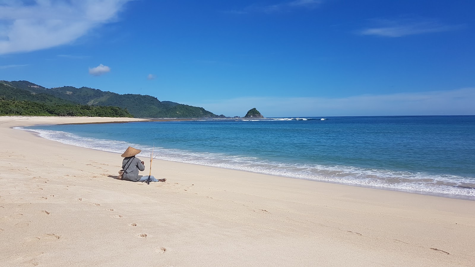 Φωτογραφία του Mekaki Beach με μπεζ άμμος επιφάνεια