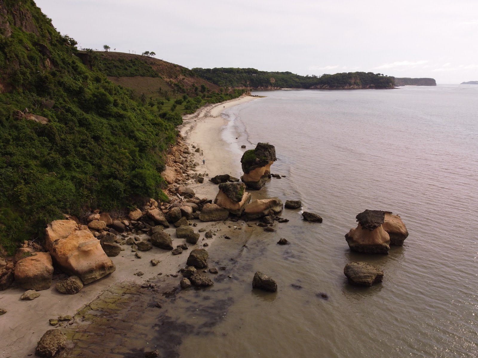 Photo de Batu Jamur Beach avec un niveau de propreté de partiellement propre