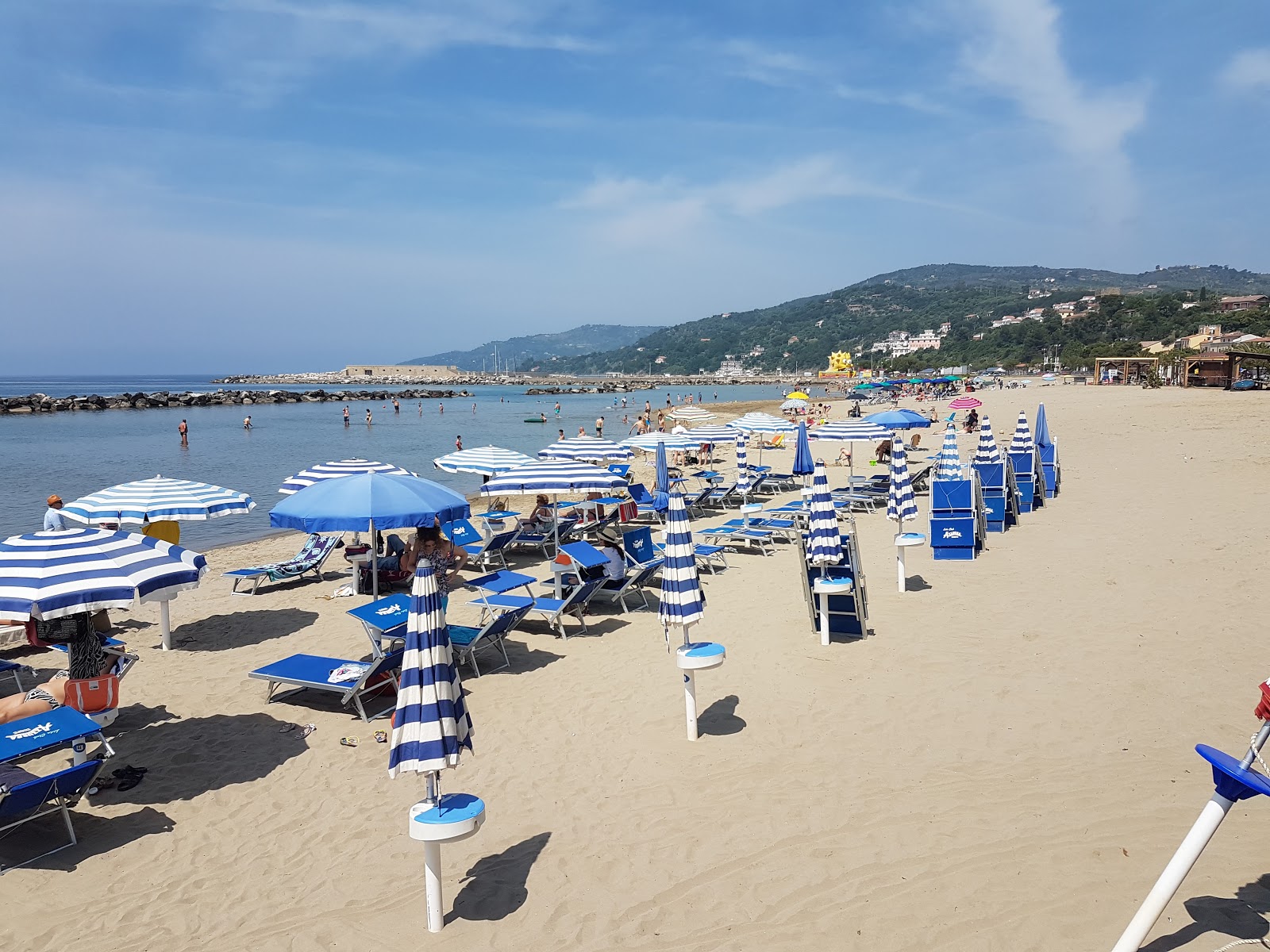 Marina di Casal Velino Beach的照片 带有明亮的沙子表面