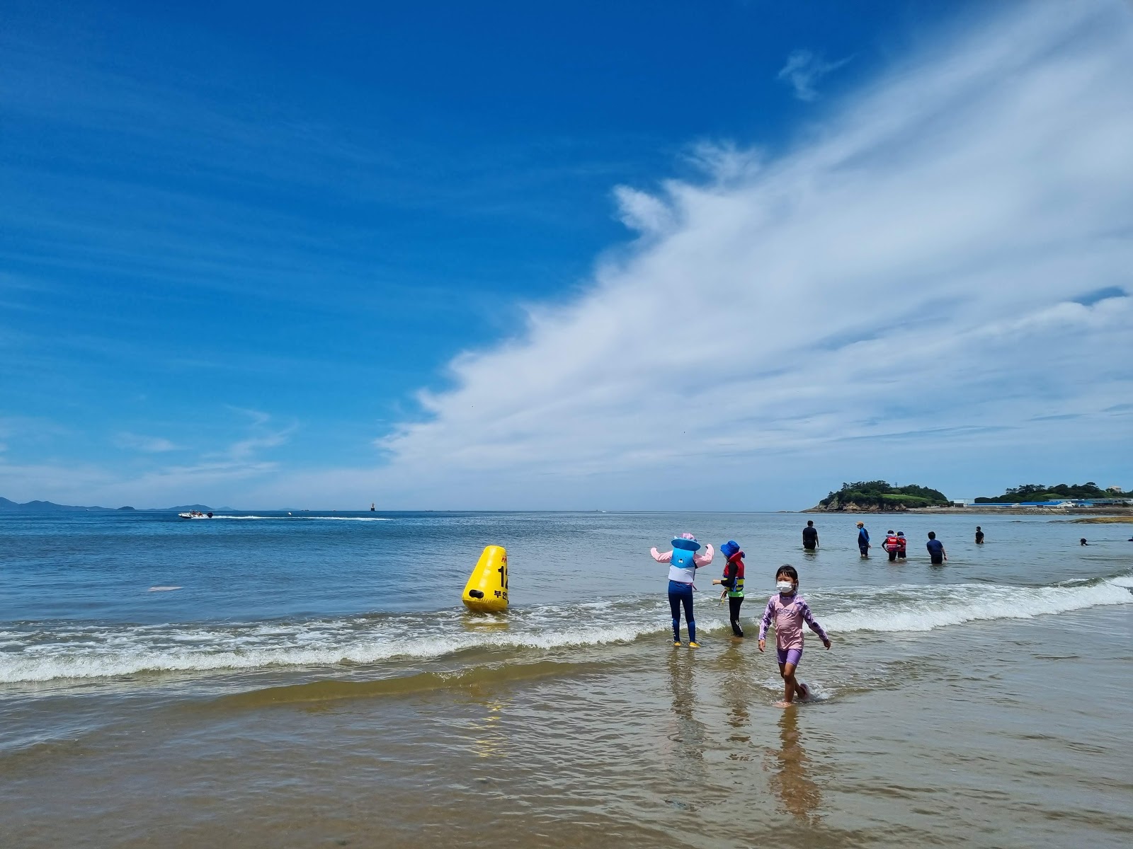 Gyeokpo Haenomi Beach的照片 带有碧绿色水表面